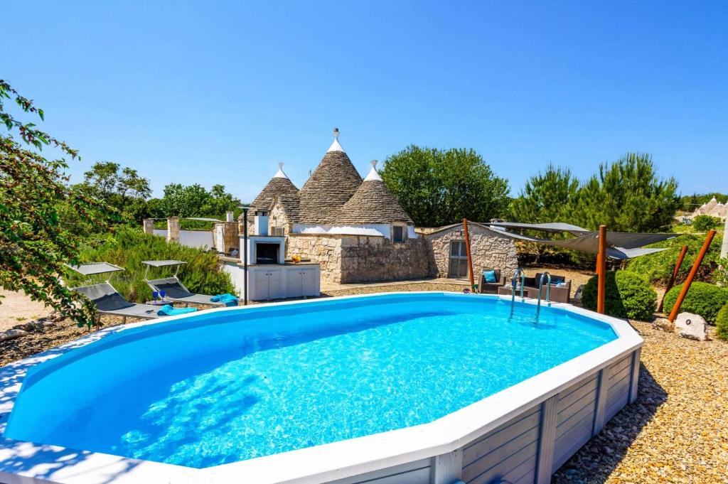 une piscine dans la cour d'une maison dans l'établissement Villa Trullo Selva Grande by Villa Plus, à Martina Franca