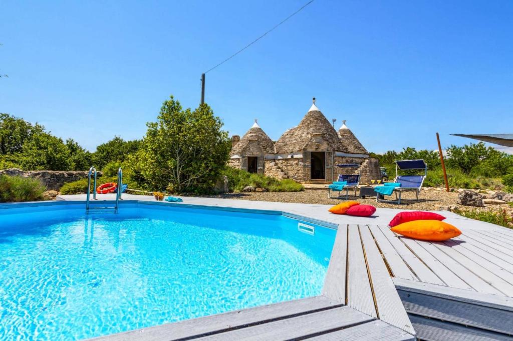 une piscine devant une maison dans l'établissement Villa Trullo Selva Piccolo by Villa Plus, à Martina Franca 10 autres photos