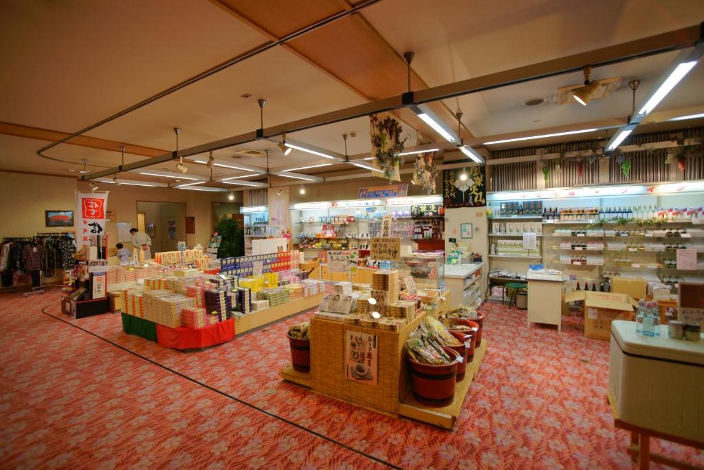 un magasin rempli de nombreux produits dans un magasin dans l'établissement Hotel Kaminoyu Onsen, à Kai