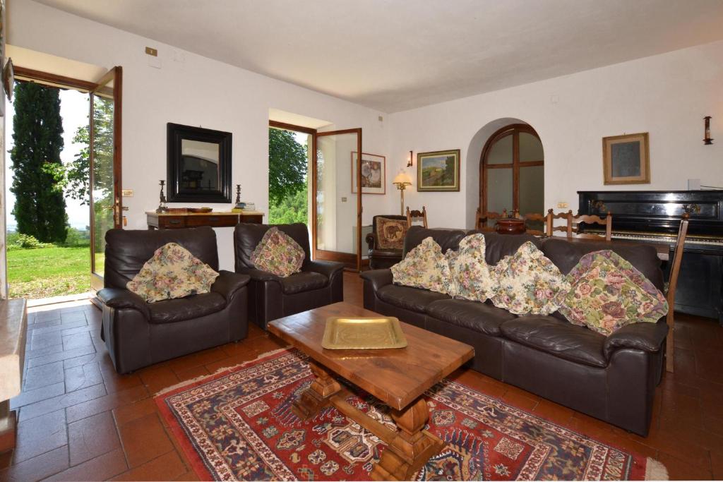 un salon avec deux canapés et une table basse dans l'établissement Casale Tigli - Happy Rentals, à Capolona 36 autres photos