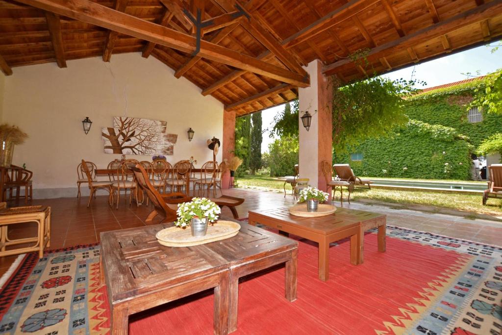 - un salon avec des tables en bois et une salle à manger dans l'établissement Casale Teresa - Happy Rentals, à Tarquinia