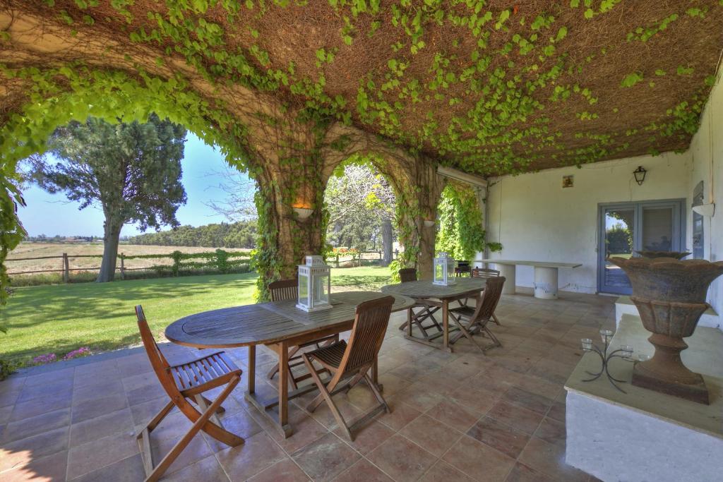 une salle à manger avec une table, des chaises et une voûte dans l'établissement Casale Teresa - Happy Rentals, à Tarquinia 36 autres photos