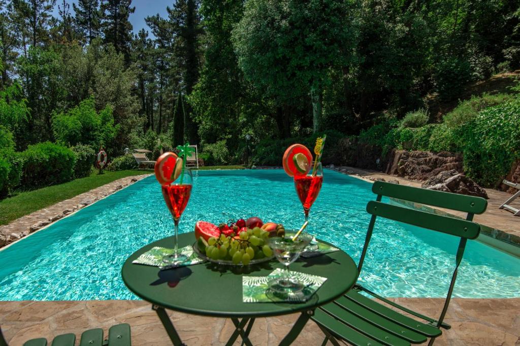 - une table avec un bol de fruits à côté de la piscine dans l'établissement Villa Casacheta - Happy Rentals, à Montaione