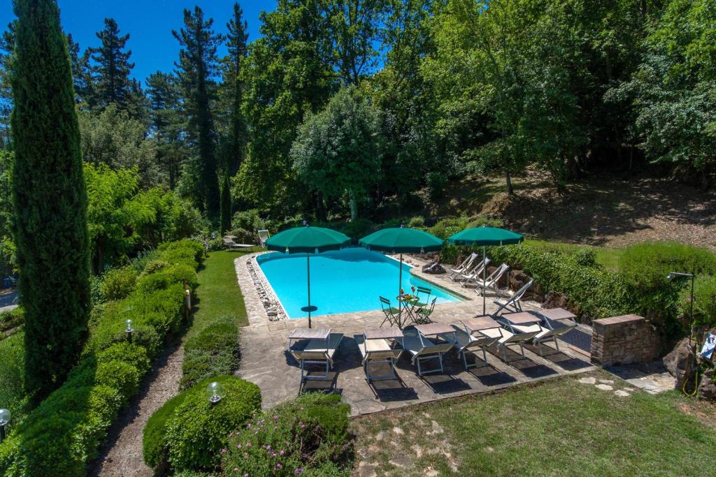 une vue aérienne d'une piscine avec des chaises et des parasols dans l'établissement Villa Casacheta - Happy Rentals, à Montaione