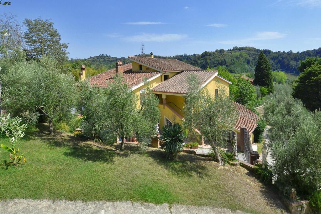 - une vue extérieure sur une maison plantée d'oliviers dans l'établissement Casale Vittoria - Happy Rentals, à Marti 37 autres photos