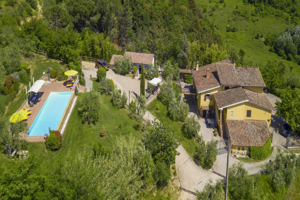 une vue aérienne d'une maison avec piscine dans l'établissement Casale Vittoria - Happy Rentals, à Marti