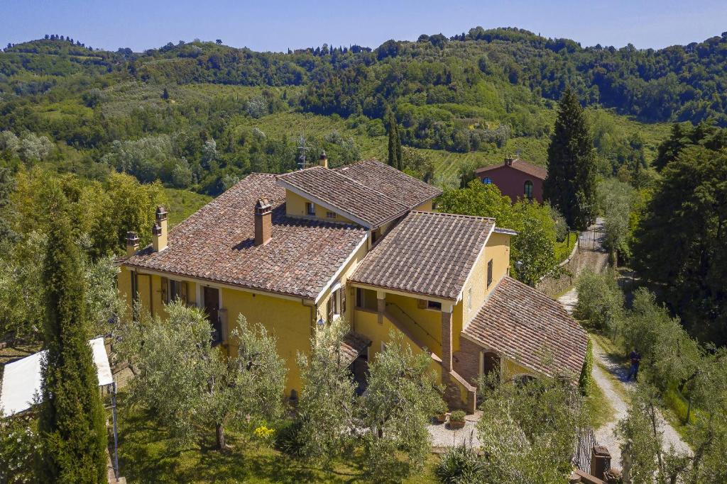 - une vue aérienne sur une maison dans les montagnes dans l'établissement Casale Vittoria - Happy Rentals, à Marti