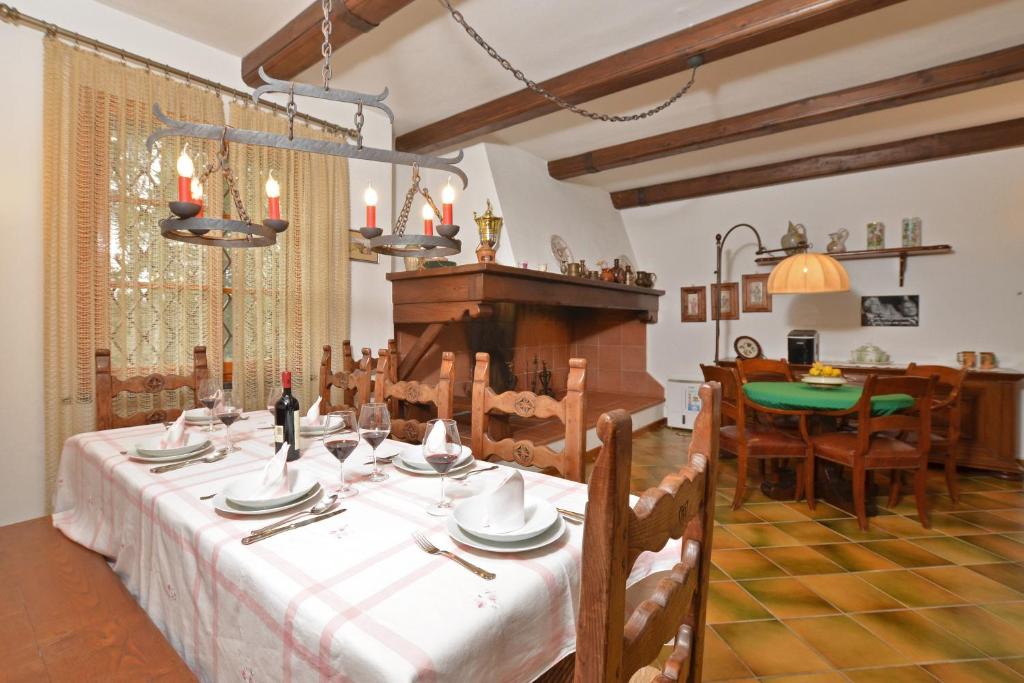 une salle à manger avec une table et un chiffon de table blanc dans l'établissement Villa Cerbaie - Happy Rentals, à Fucecchio
