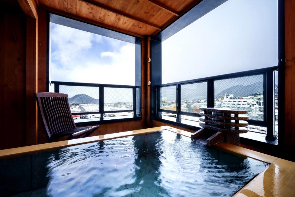 - un bain à remous dans une chambre avec vue dans l'établissement Aburaya Tousen, à Yamanouchi