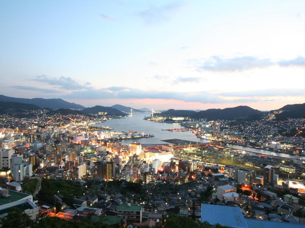 - une vue sur la ville la nuit et le port dans l'établissement Nagasaki Nisshokan, à Nagasaki 7 autres photos