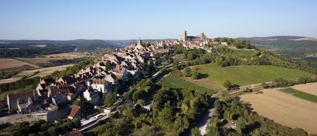 Vue aérienne d'une ville sur une colline dans l'établissement Chalet en bois, à Druyes-les-Belles-Fontaines