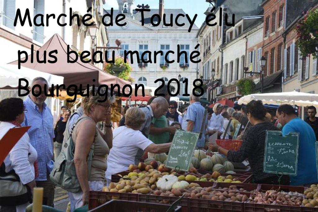un groupe de personnes autour d'un marché de fruits et légumes dans l'établissement Chalet en bois, à Druyes-les-Belles-Fontaines