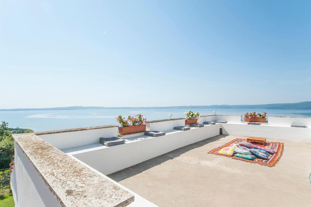 un balcon avec vue sur l'océan dans l'établissement Villa sul lago a 35 minuti da Roma, à Trevignano Romano