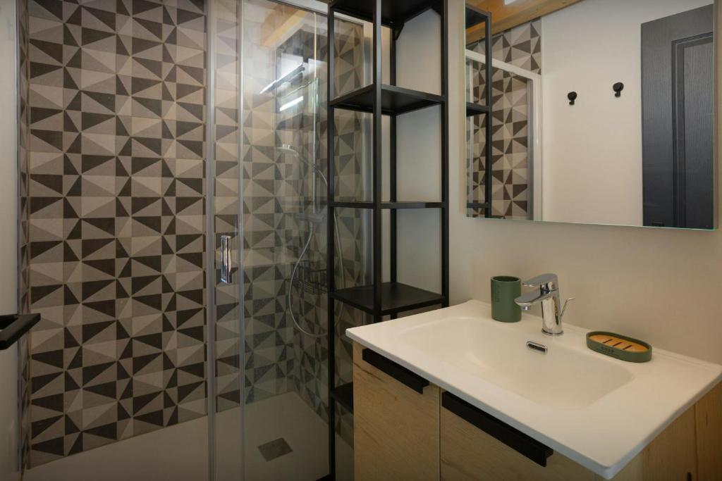 une salle de bain avec un lavabo et une douche dans l'établissement MontCriou - OVO Network, à Samoëns 11 autres photos