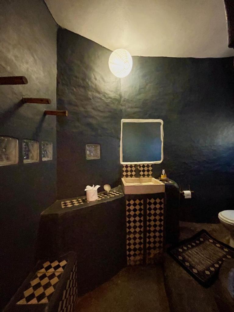 une salle de bain avec un ordinateur portable sur une table dans l'établissement Riad Sahara Sunset Beach Douira, à Agadir