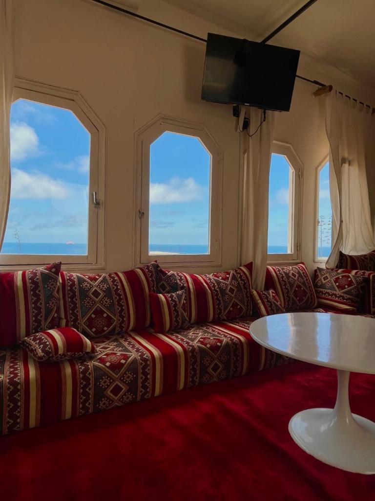 un salon avec un canapé et une table dans l'établissement Riad Sahara Sunset Beach Douira, à Agadir