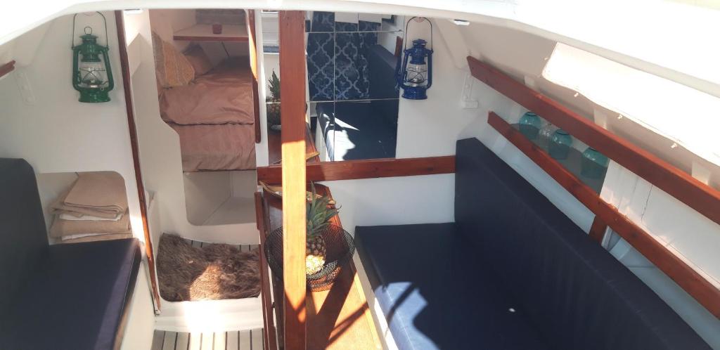 Cette chambre offre une vue sur un petit bateau. dans l'établissement Le Nid sur l'Eau, à Sète