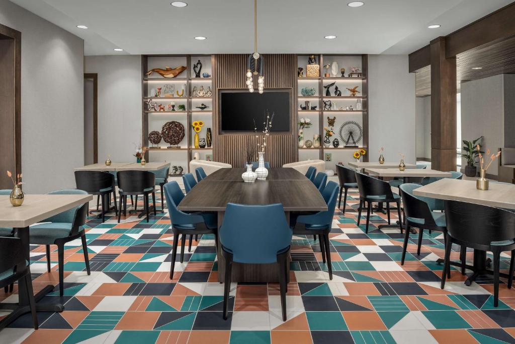 Hampton Inn Orlando Southeast Nona Image