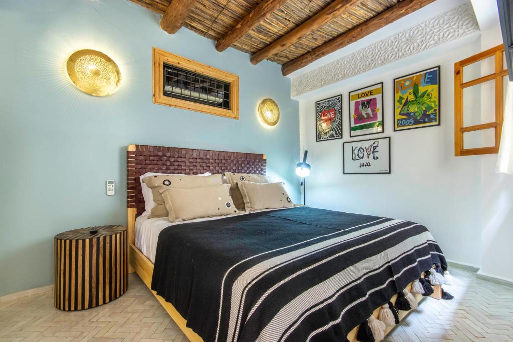 une chambre avec un grand lit dans une pièce dans l'établissement Riad Les Suites Marrakech, à Marrakech