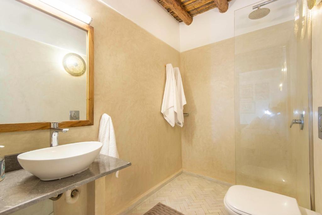 une salle de bain avec un lavabo et une douche dans l'établissement Riad Les Suites Marrakech, à Marrakech