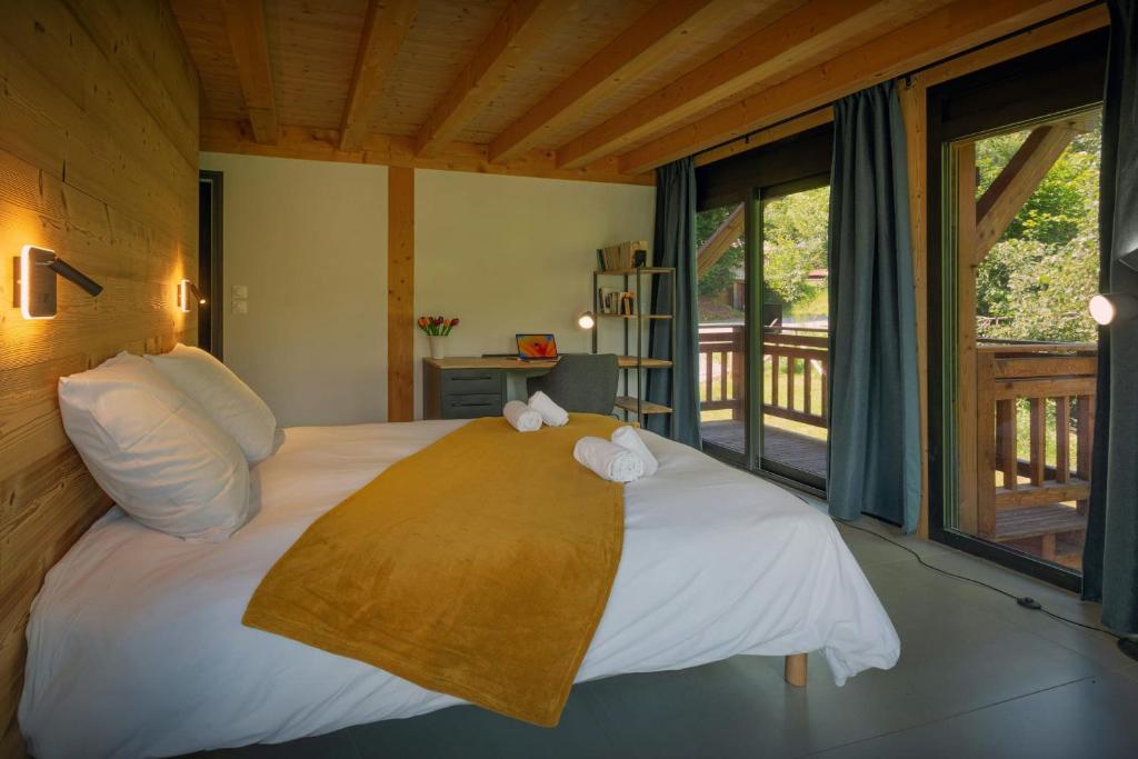 une chambre avec un lit avec deux serviettes dessus dans l'établissement MontCriou - OVO Network, à Samoëns