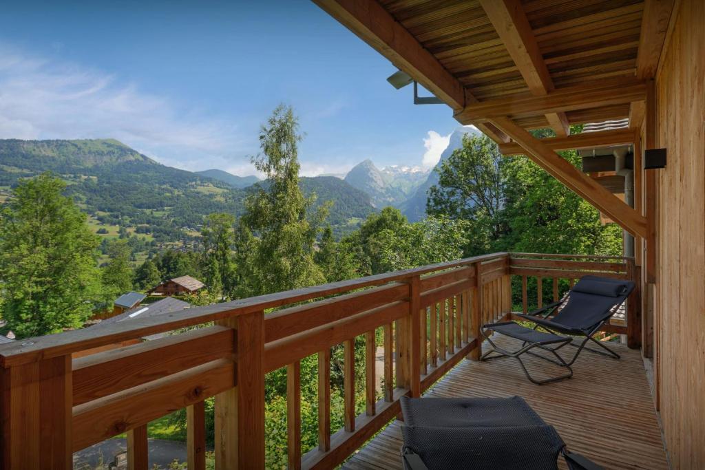 une terrasse avec deux chaises et une vue sur les montagnes dans l'établissement MontCriou - OVO Network, à Samoëns