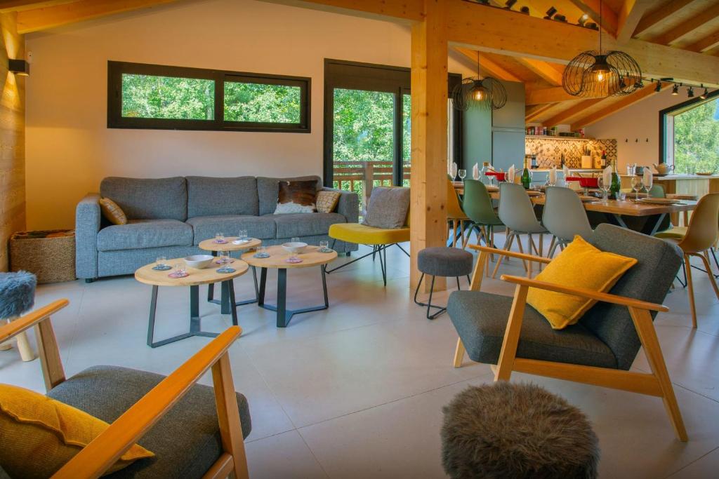 - un salon avec des canapés, des tables et un bar dans l'établissement MontCriou - OVO Network, à Samoëns