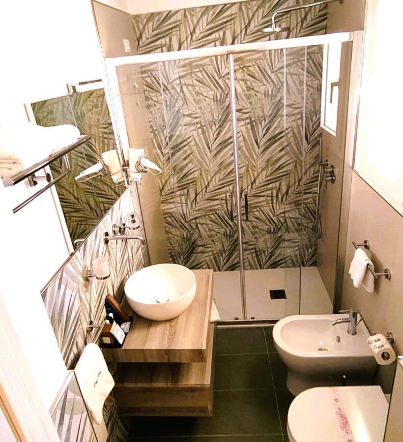 une salle de bain avec un lavabo et des toilettes dans l'établissement Luagos club Resort, à Lampedusa