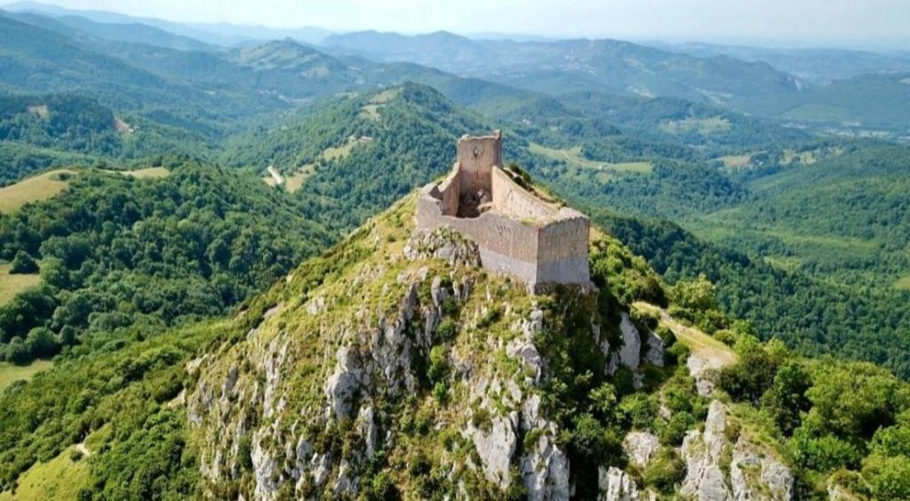 un château au sommet d'une montagne dans l'établissement Bulle perchée, à Sonnac-sur-lʼHers