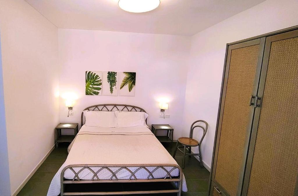 une chambre avec un lit dans une pièce avec deux lampes dans l'établissement Luagos club Resort, à Lampedusa