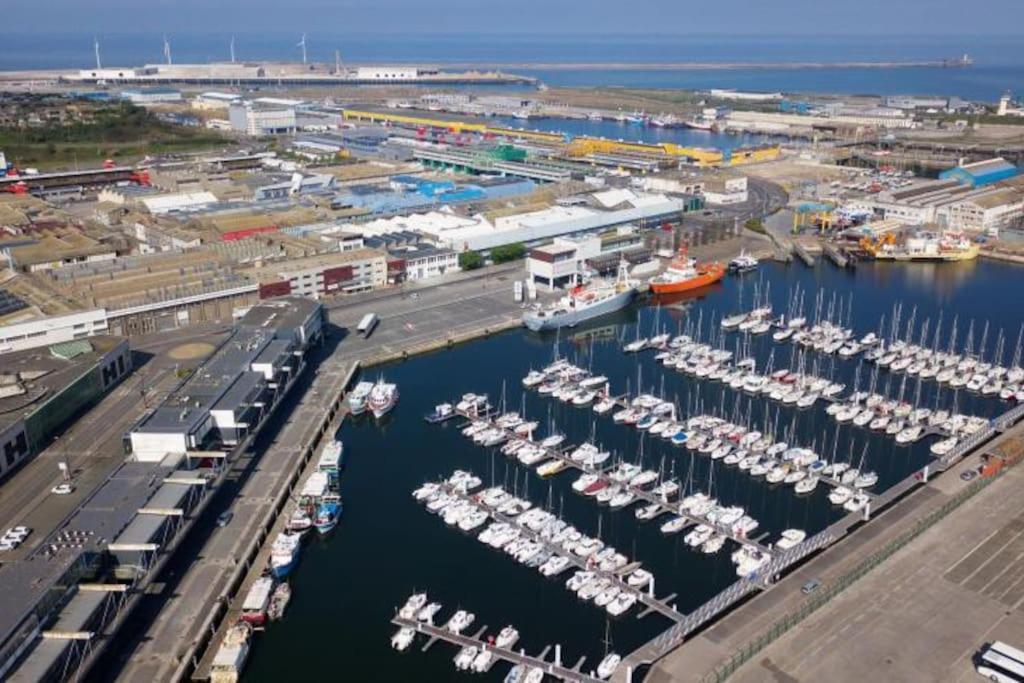 une vue aérienne d'une marina avec des bateaux dans l'eau dans l'établissement Le chant des mouettes - Voilier, à Boulogne-sur-Mer