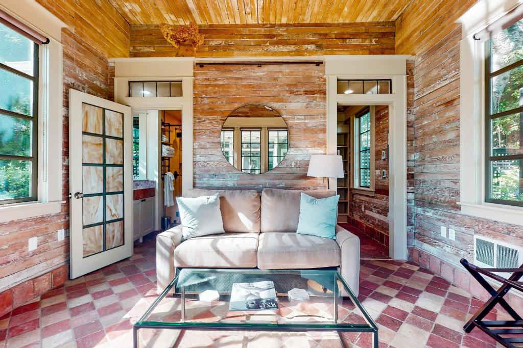 The Carriage House Image