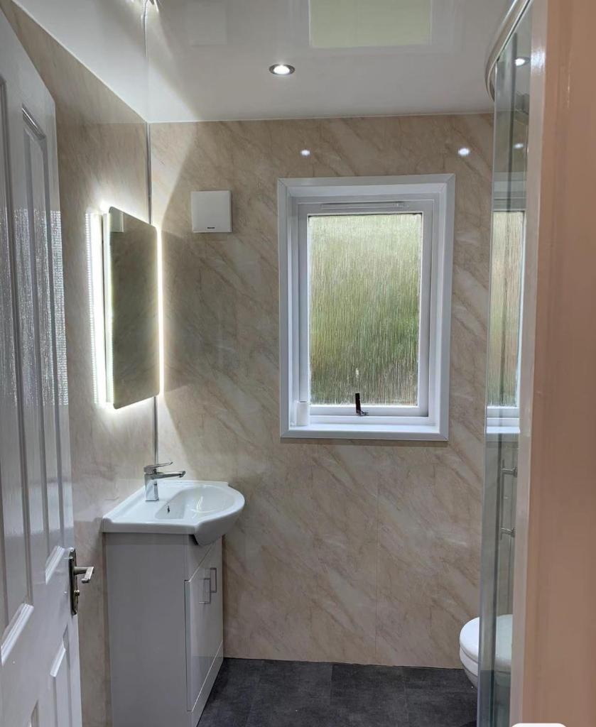 Two bedroom flat close to meadows with free parking by parking permit 8