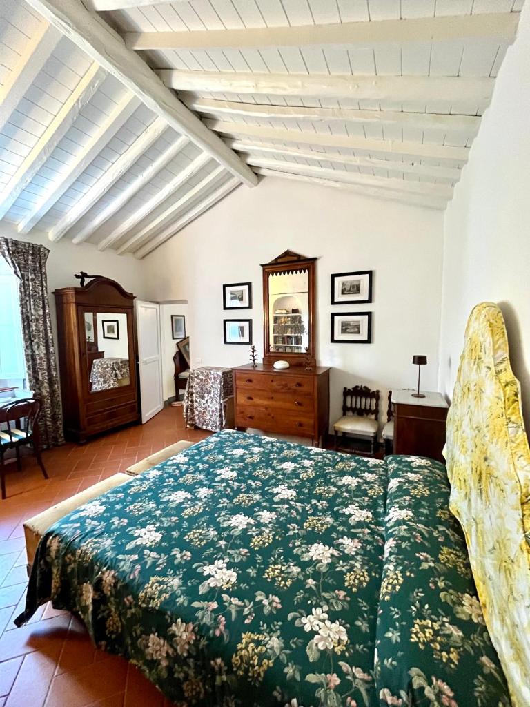 - une chambre avec un grand lit et un couvre-lit vert dans l'établissement Podere Il Piantoneto, à Stiava 50 autres photos