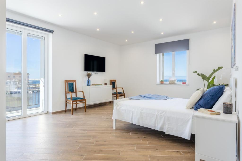 Old Port Luxury Apartments 4