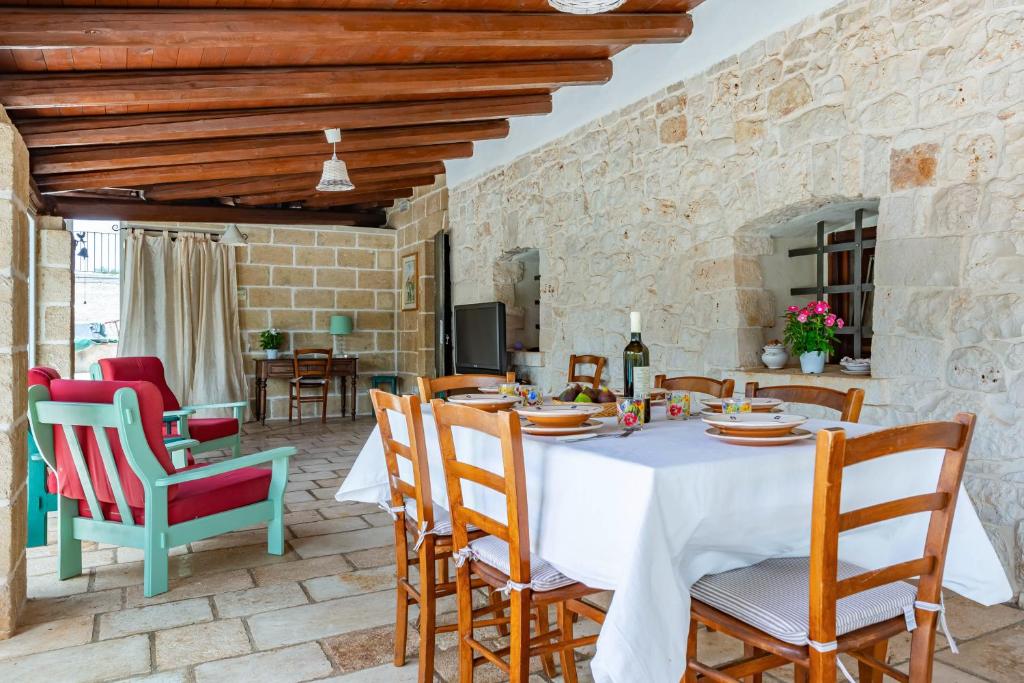 une salle à manger avec une table et des chaises dans l'établissement Masseria Pitorrè with private pool, à Conversano