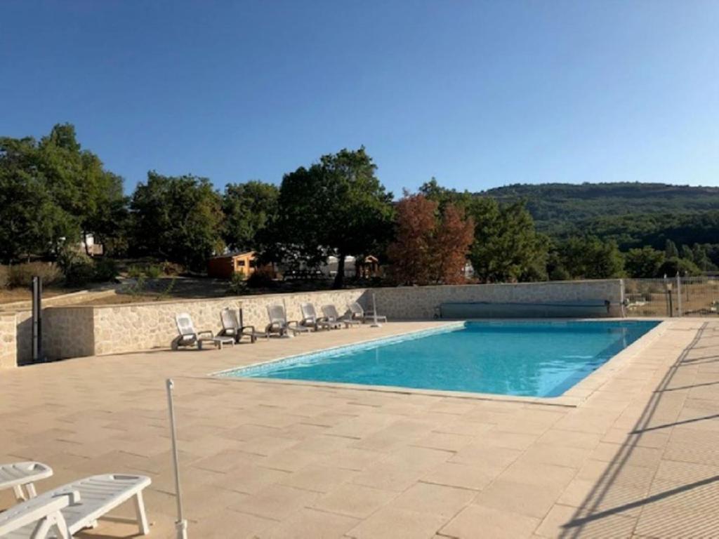 - une piscine avec des chaises longues dans l'établissement Domaine de la Chêneraie, à Mirabel