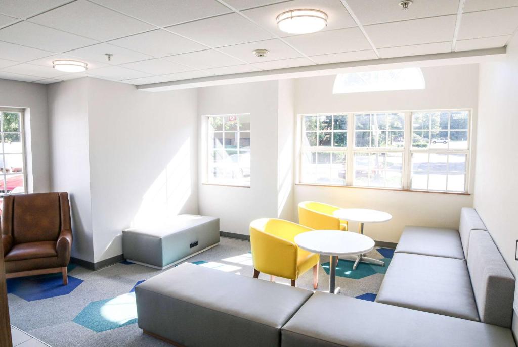 Microtel Inn & Suites by Wyndham Charlotte/Northlake Image