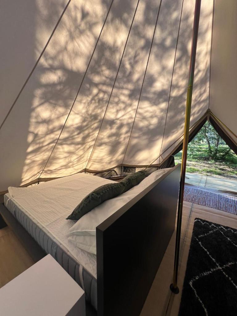 - un petit bateau à voile dans une chambre dans l'établissement Camping la Kahute - Tente lodge au coeur de la forêt, à Carcans