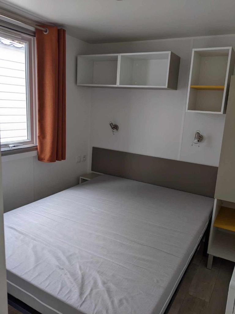 Photo de la galerie de l'établissement Spacieux mobil home 4 chambres 10 personnes Camping 4, à Saint-Jean-de-Monts 14 autres photos