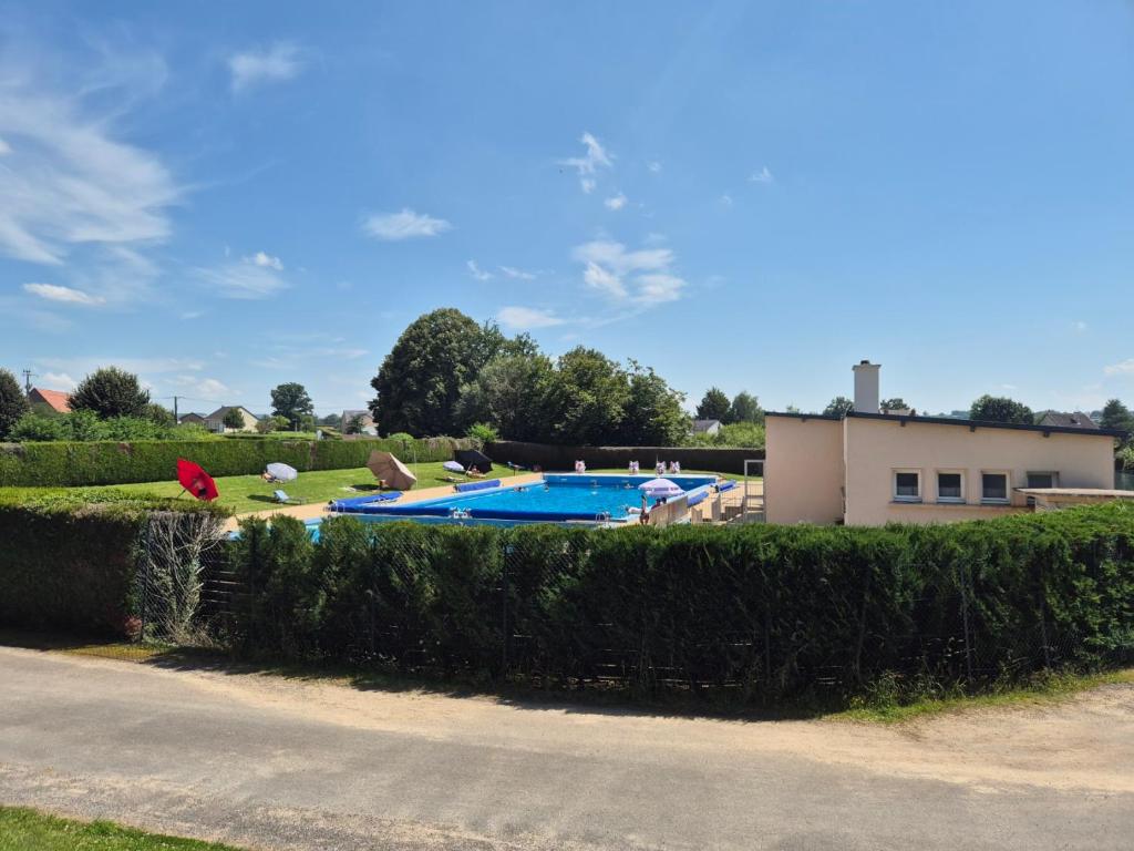 - une vue sur la piscine dans la cour dans l'établissement La Bedure, à Luzy