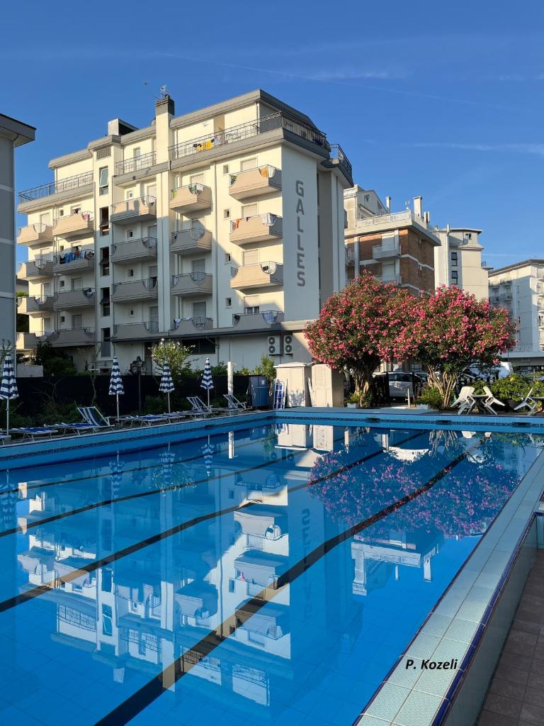 une piscine devant un bâtiment dans l'établissement Hotel Galles, à Lido di Jesolo