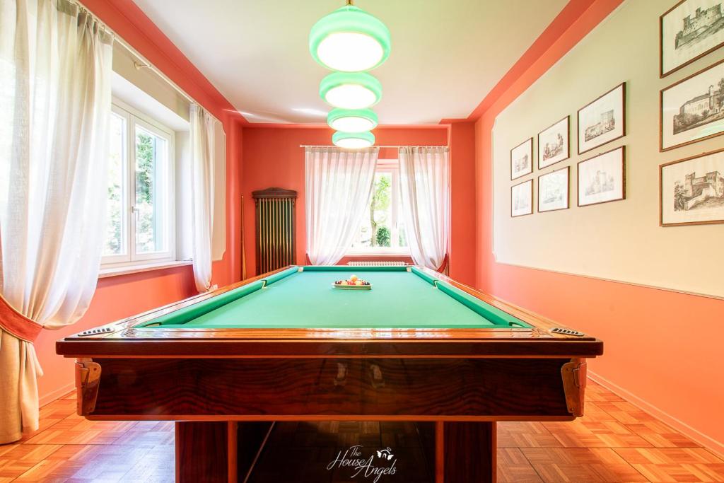 - un billard dans une pièce aux murs orange dans l'établissement Villa Fiori, à Moncalvo
