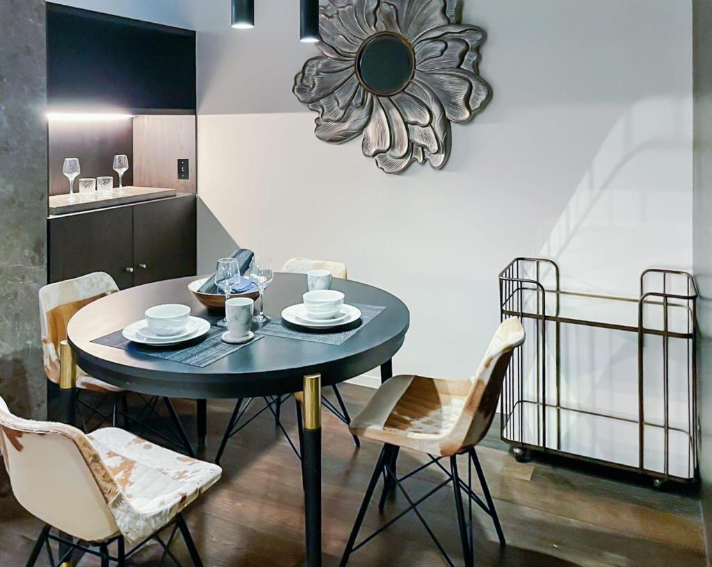 Luxury Melbourne CBD Apt in Iconic QT Building Image