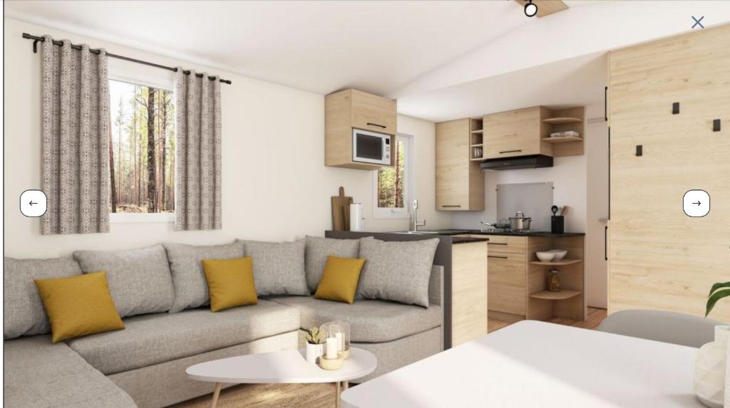 un salon avec un canapé et une cuisine dans l'établissement Bungalow Port Grimaud 177, à Grimaud