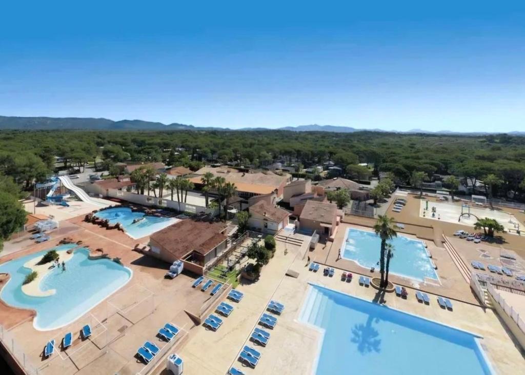 une vue aérienne de la piscine du complexe dans l'établissement Mobilhome paisible et verdoyant, à Puget-sur Argens