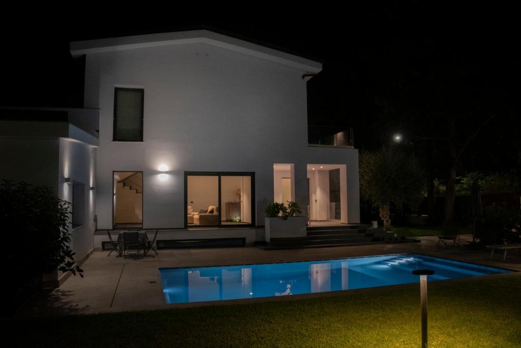 une maison avec une piscine dans l'établissement Villa Tina Mondello, à Mondello