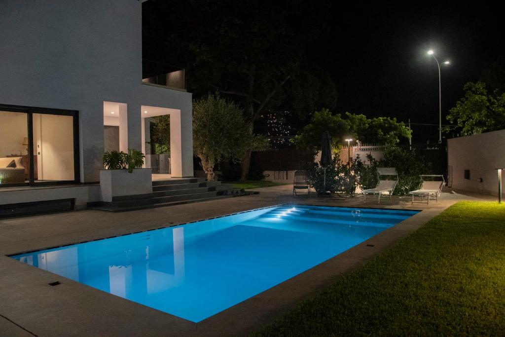 une piscine devant une maison la nuit dans l'établissement Villa Tina Mondello, à Mondello 26 autres photos