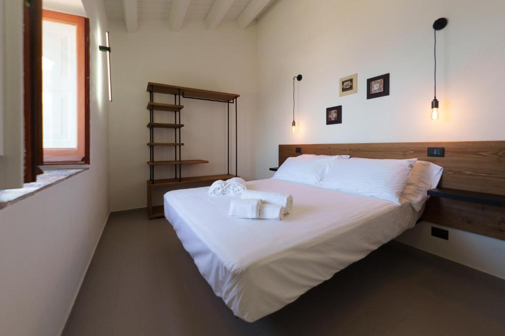 une chambre avec un grand lit avec des serviettes dessus dans l'établissement Villa Ruya Cefalù, à Cefalù