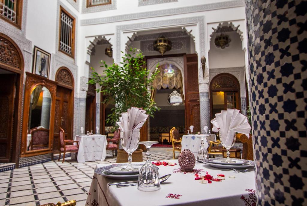 une salle à manger avec une table dans un bâtiment dans l'établissement Riad Tahra & Spa, à Fès